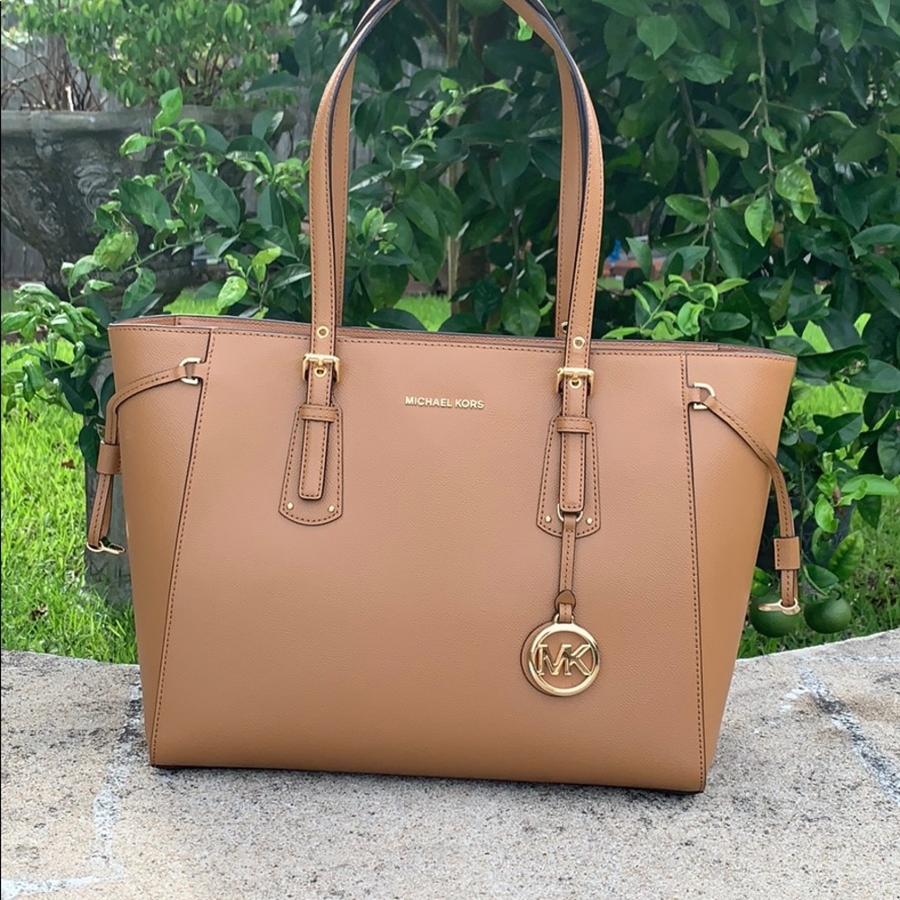 MICHAEL Kors Medium Leather Voyager Tote Bag
